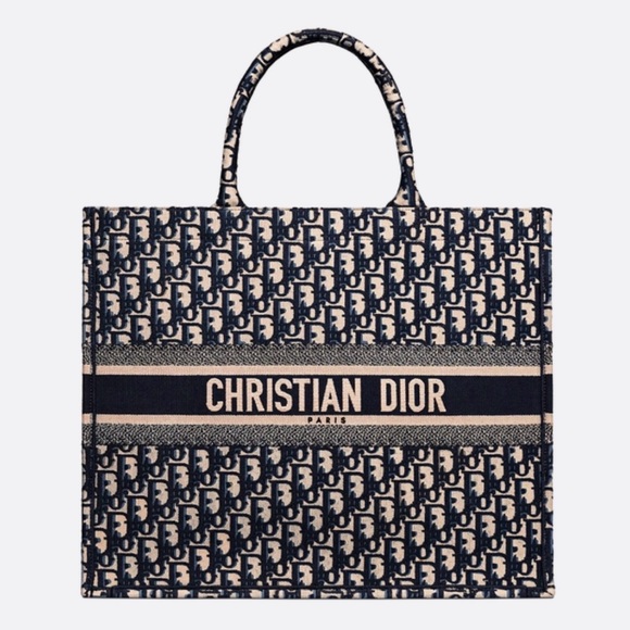 Like new LARGE DIOR BOOK TOTE
BLUE DIOR OBLIQUE EMBROIDERY (42 X 35 X 18.5 CM) - Picture 1 of 11